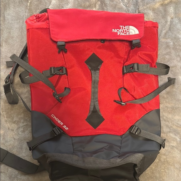The North Face cinder 32 Red and Black Men's hauling  Backpack - Picture 1 of 4